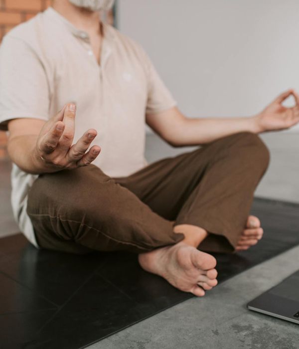 Людина медитує після тренування