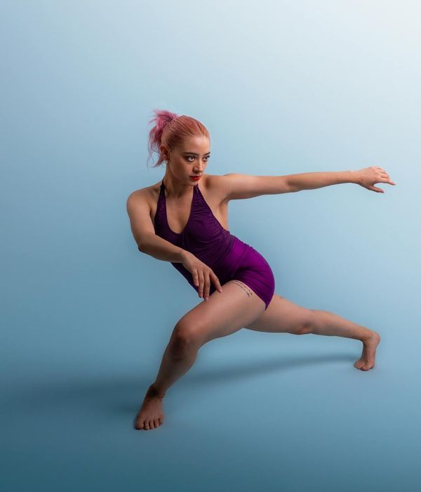 Жінка виконує плавний кардіо-рух у мінімалістичному просторі